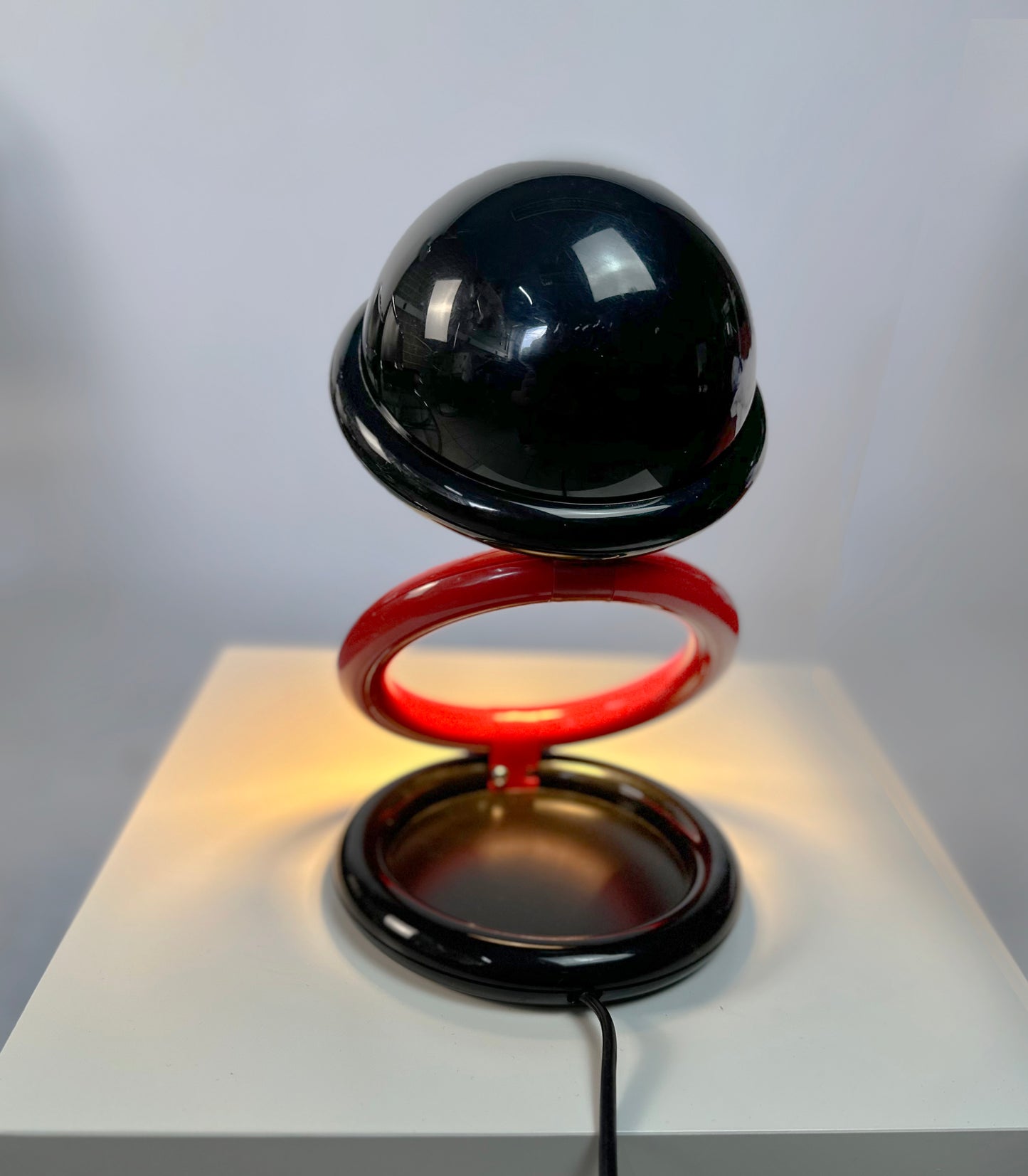 1980s Pop-Up Desk Light – Black & Red Retro Magic