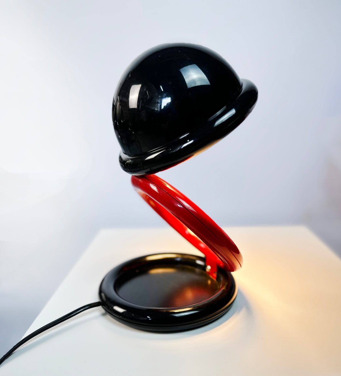 1980s Pop-Up Desk Light – Black & Red Retro Magic