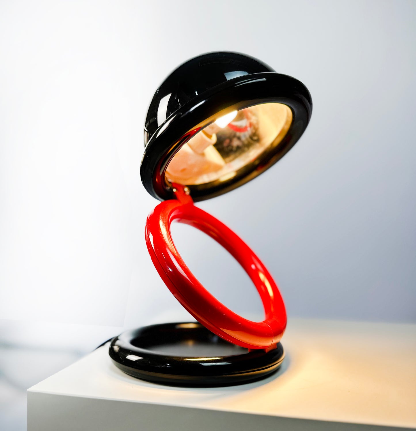 1980s Pop-Up Desk Light – Black & Red Retro Magic