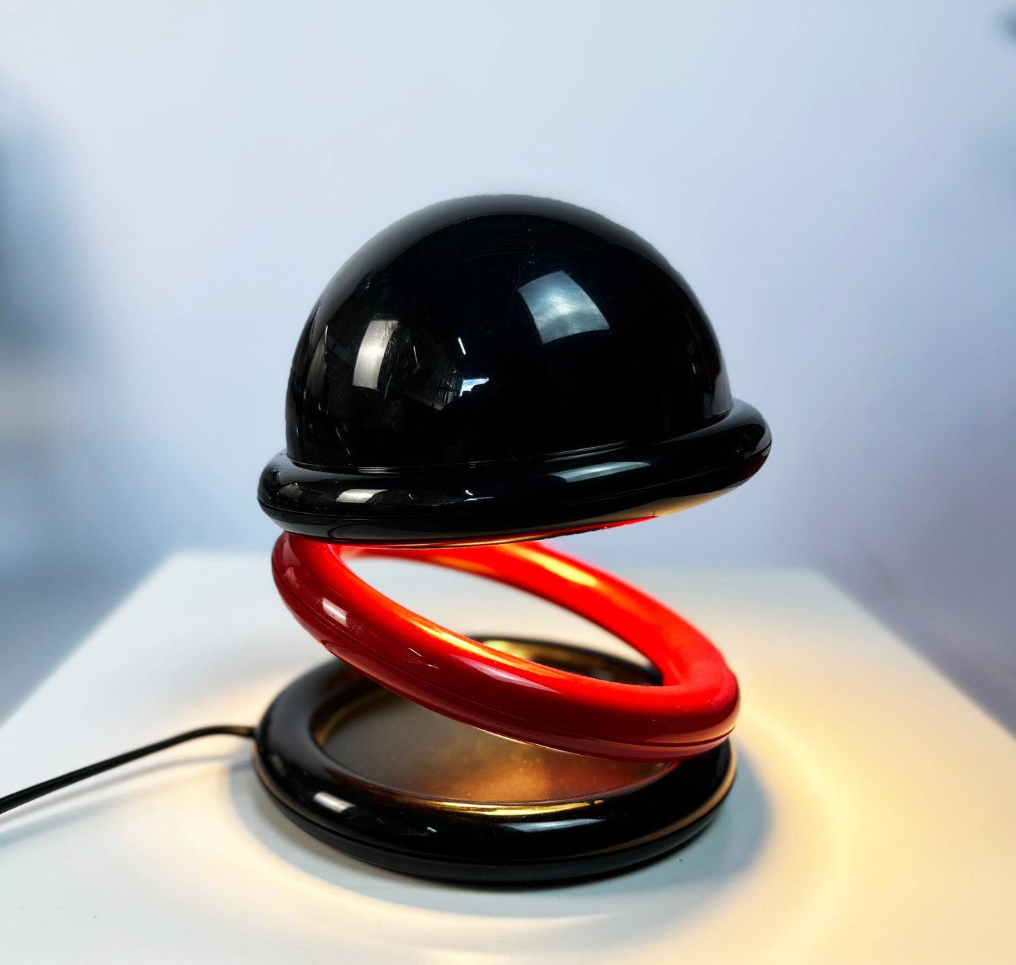 1980s Pop-Up Desk Light – Black & Red Retro Magic