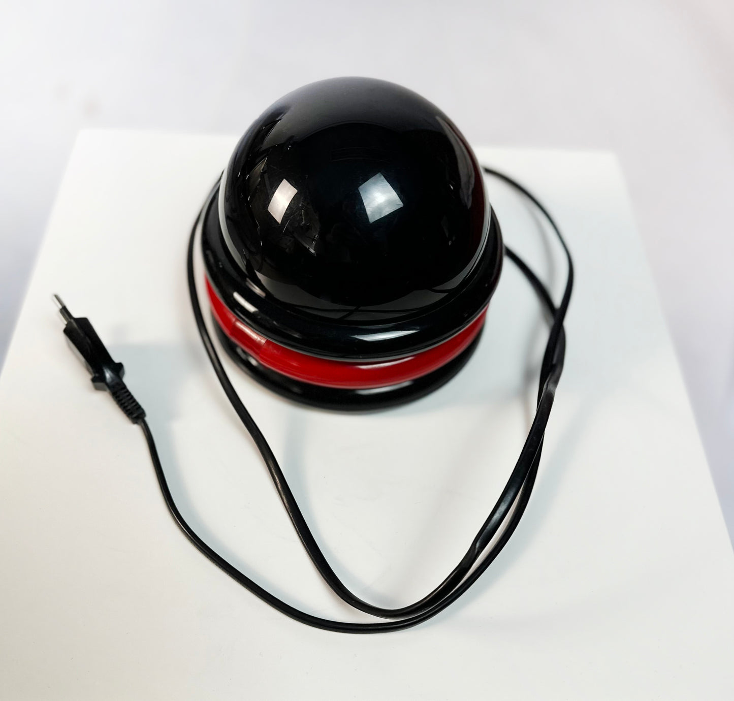 1980s Pop-Up Desk Light – Black & Red Retro Magic
