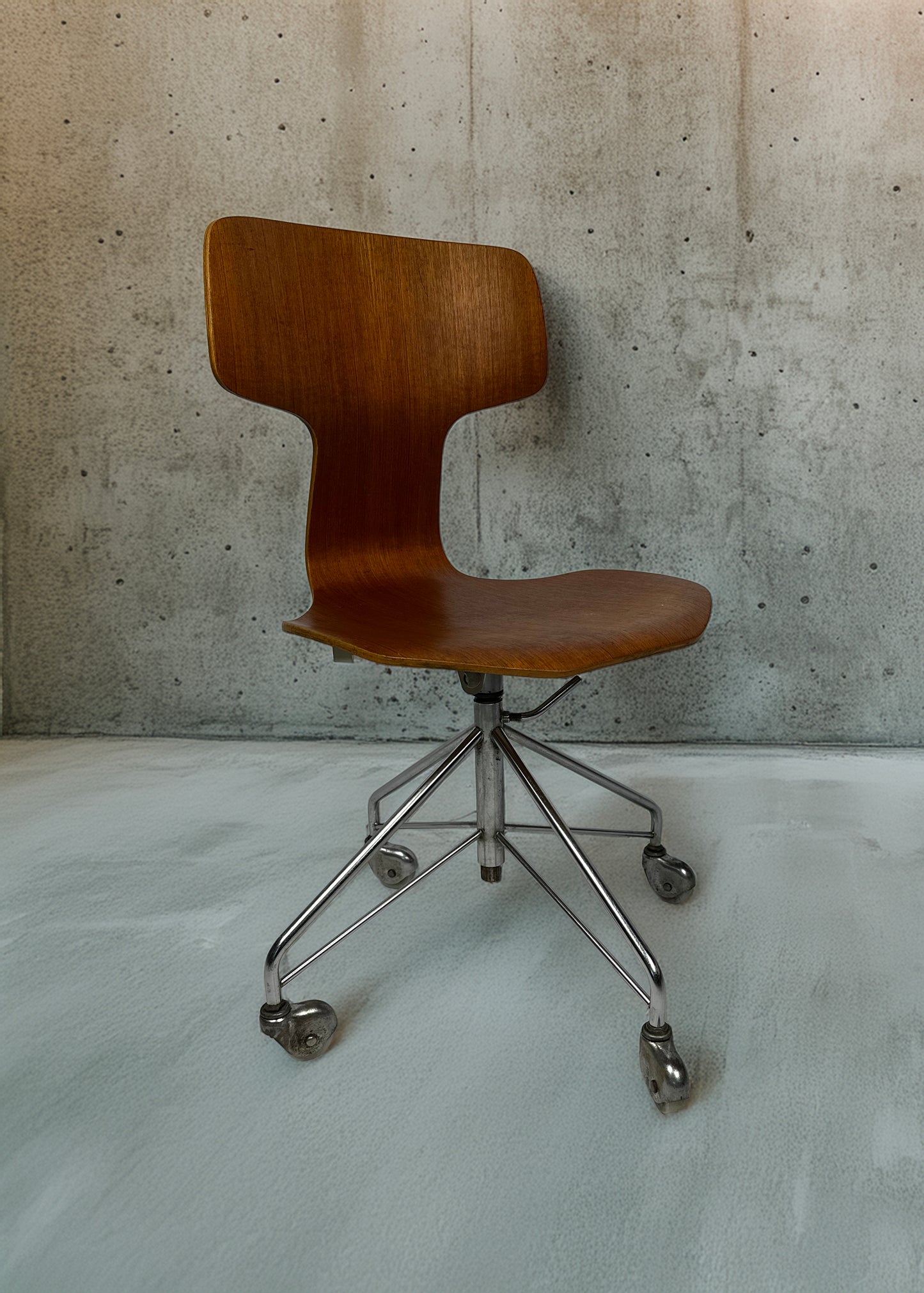 Vintage 3113 swivel chair by Arne Jacobsen (1971)