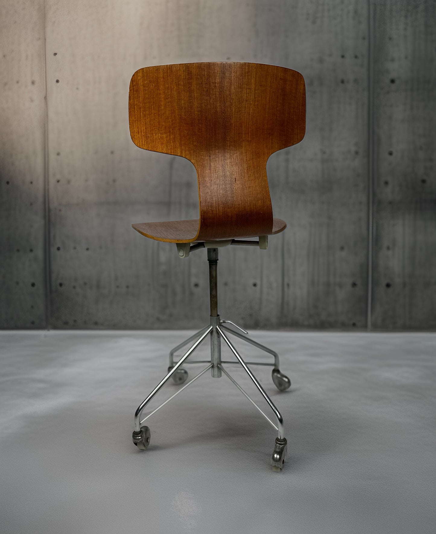 Vintage 3113 swivel chair by Arne Jacobsen (1971)