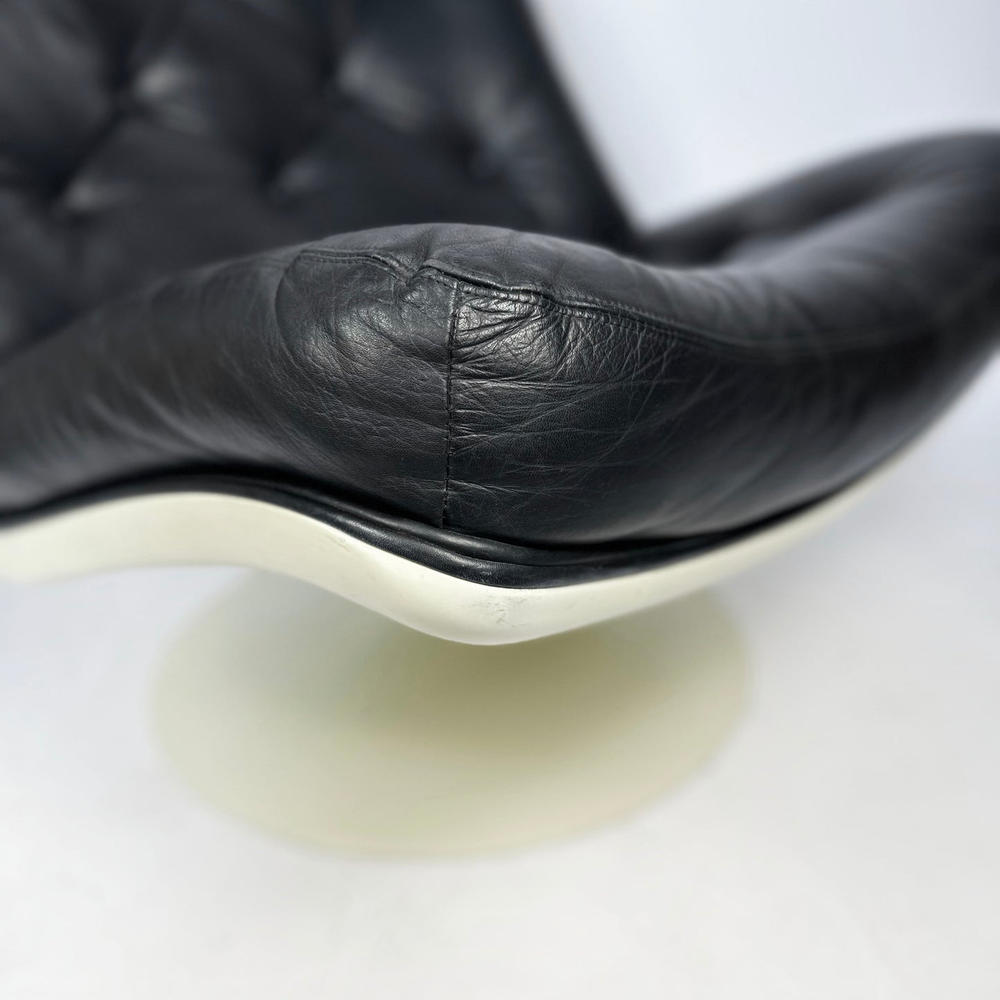 Artifort F976 Swivel Lounge Chair by Geoffrey Harcourt - Late 1960s - 1970s