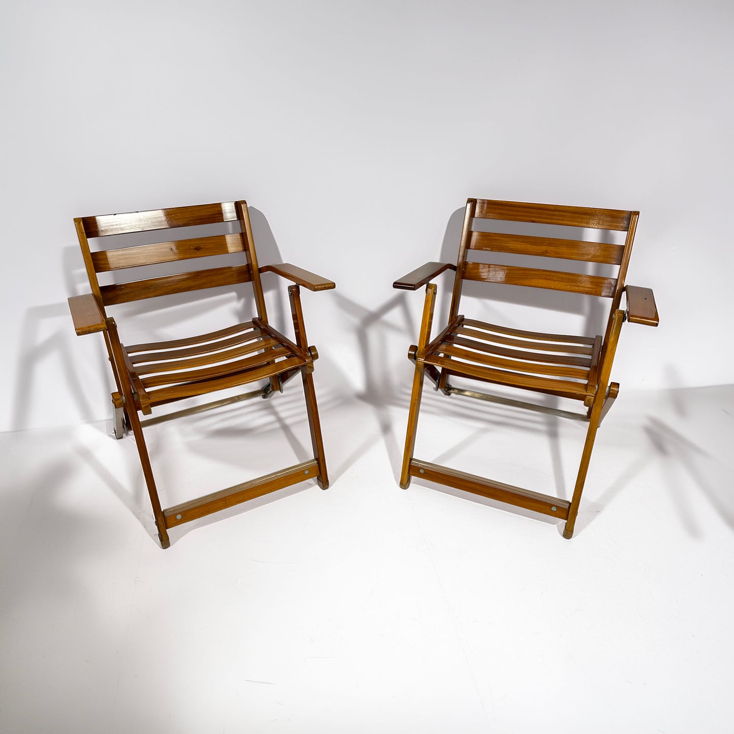 Pair of vintage 1970s deck chairs by Reguitti